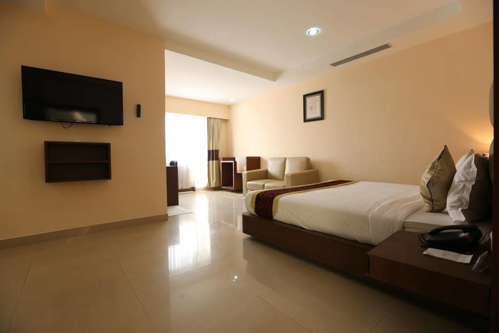 The Contour Hotel Guwahati Bagian luar foto