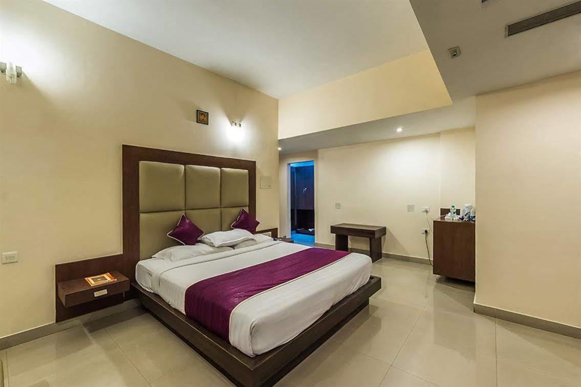 The Contour Hotel Guwahati Bagian luar foto